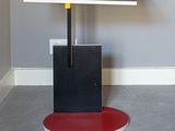 une table noire et rouge avec un piètement rouge