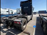 un camion semi-remorque garé dans un parking