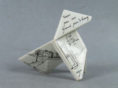un petit origami représentant un avion en papier sur lequel figure un dessin