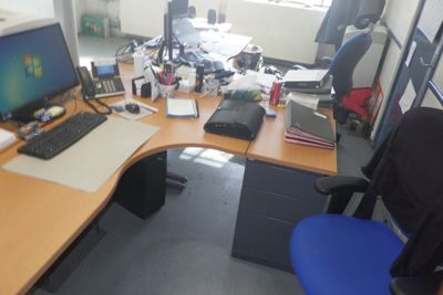 un bureau équipé d'un écran d'ordinateur et d'un clavier