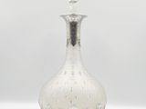 une photo d'une carafe en verre transparent posée sur une surface blanche