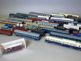 un grand nombre de trains miniatures posés sur une table