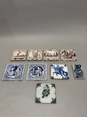 plusieurs morceaux de carreaux bleus et blancs posés sur une table