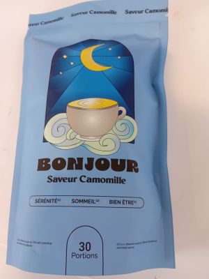 un paquet de café posé sur une table