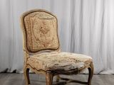 une image représentant une chaise placée devant un rideau