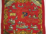 un bandeau rouge orné d'une illustration représentant des bateaux et des navires