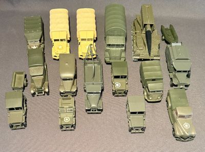 tout un tas de petits véhicules militaires miniatures posés sur une table