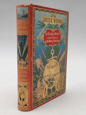 un vieux livre à la couverture rouge posé sur une table blanche