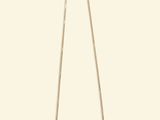 un long collier en argent muni d'une longue chaîne