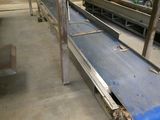 un tapis roulant au milieu d'un entrepôt