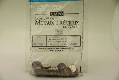 un sac de pièces de monnaie en métal posé sur une table