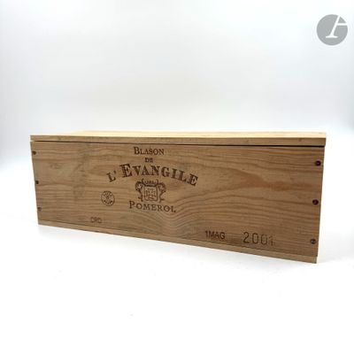 une image représentant une boîte en bois sur laquelle figure une étiquette de vin