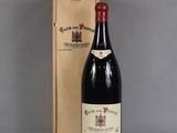 une bouteille de vin posée à côté d'une caisse en bois