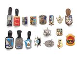 de nombreux pins et badges de toutes sortes sur un fond blanc