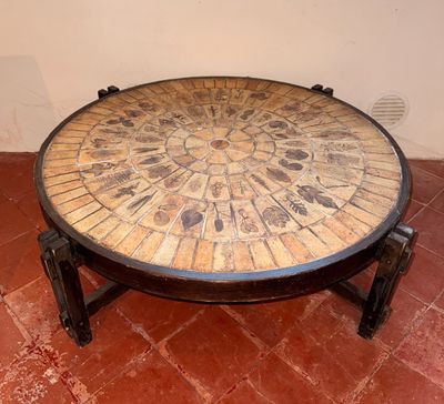 une table ornée d'un motif circulaire, dans une pièce