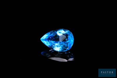 un diamant bleu sur fond noir
