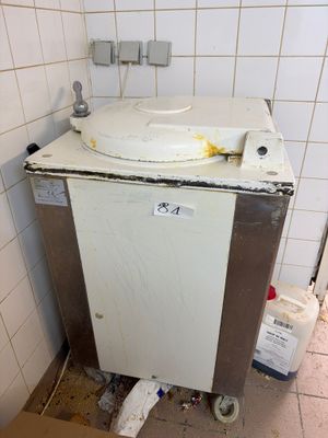 un lavabo sale dans un coin de la salle de bains
