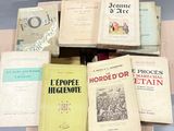 un grand nombre de livres posés sur une table