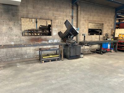 une image d'une usine avec de nombreuses machines