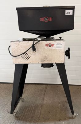 une photo d'un barbecue noir et blanc posé sur une table en bois