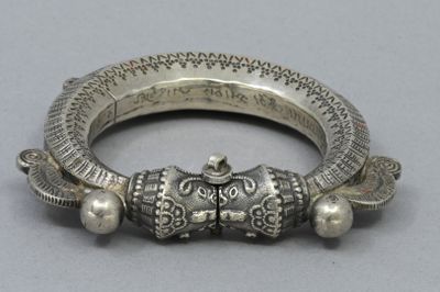 une image représentant un bracelet en argent orné de deux éléphants
