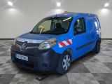 la photo d'une camionnette bleue garée dans un garage
