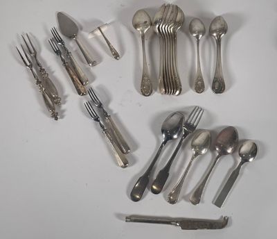 beaucoup de cuillères et de fourchettes en argent sur la table