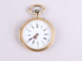 une montre de poche en or avec des chiffres romains sur le cadran