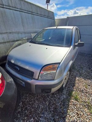 une voiture argentée garée contre un mur