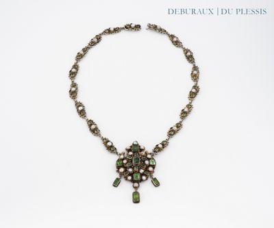 gros plan d'un collier sur une surface blanche