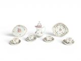 une image d'un groupe de plats, de tasses et de soucoupes en porcelaine