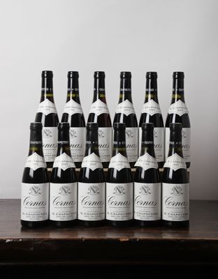 un lot de bouteilles de vin posées sur une table en bois