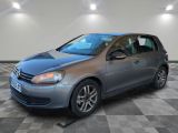 La Volkswagen Golf est garée dans un garage dont le sol est à damier.