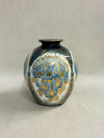THARAUD. Limoges. Vase boule à décor de glycines rehaussé et soul