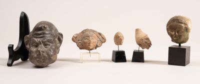 Plusieurs œuvres d'art sont exposées les unes à côté des autres sur une surface blanche