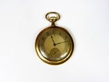 une vieille montre de poche posée sur une surface blanche, sur fond blanc