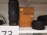 un appareil photo et un objectif posés sur une étagère dans un magasin