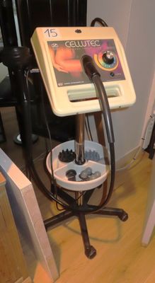 une machine posée sur une table