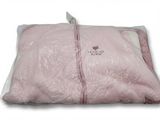 une couverture rose sur laquelle est cousue une étiquette