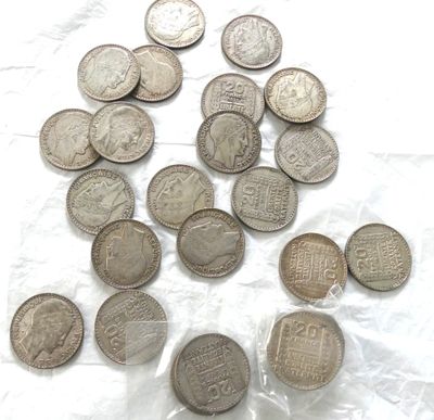 un lot de pièces de monnaie posées sur une table