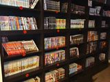 une étagère remplie de nombreux DVD dans une pièce
