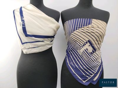 deux mannequins, l'un portant un haut bleu et blanc et l'autre un haut blanc et bleu