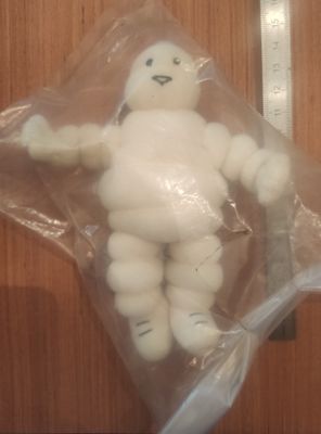 un sac en plastique contenant une peluche