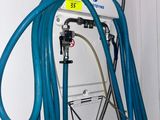 un tuyau bleu fixé au mur d'une pièce