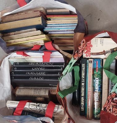 un sac rempli de livres posé par terre