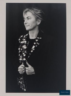 une vieille photo en noir et blanc d'une femme en veste