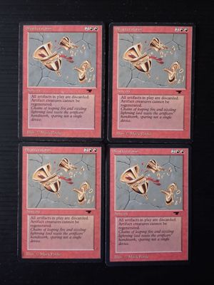 quatre cartes représentant un oiseau, posées sur une table
