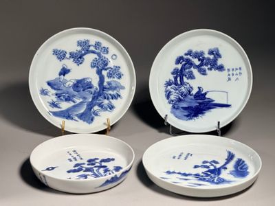 trois assiettes bleues et blanches ornées d'oiseaux et de fleurs