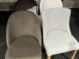 trois chaises de couleurs et de tailles différentes, disposées devant un bâtiment
