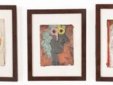 trois tableaux encadrés représentant différents types d'œuvres d'art, accrochés à un mur